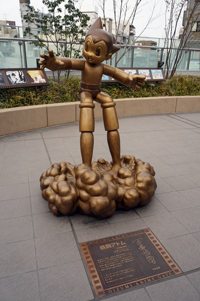 開業した「リズモ大泉学園」「Grand Emio(グランエミオ)大泉学園」と、完成した99m級「プラウドタワー大泉学園」の様子 2015年4月