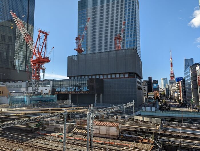「浜松町駅改良工事」と、解体工事中の「世界貿易センタービル」 2022.12